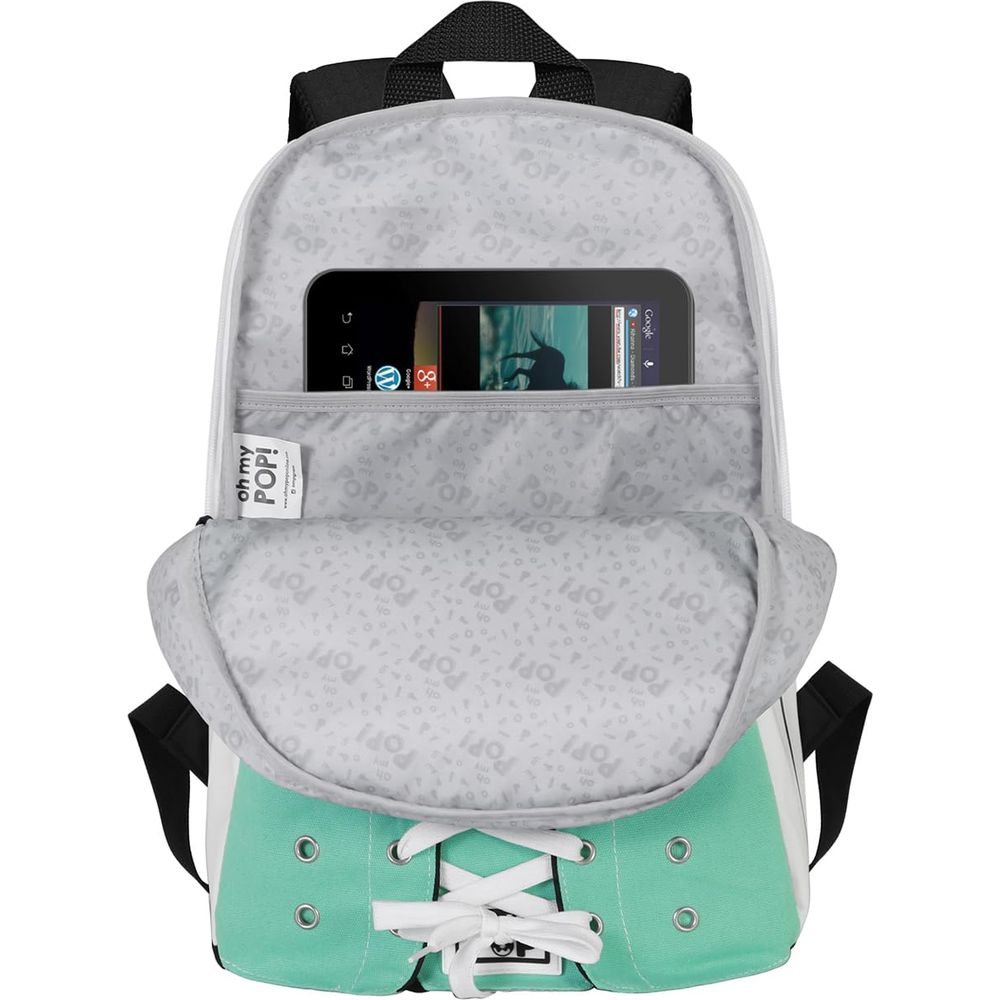 Ein Rucksack im Sneaker-Design mit einem Tablet im offenen Hauptfach.