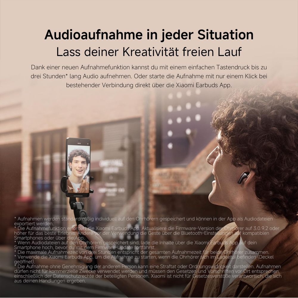 Mann mit Kopfhörern hält Smartphone, das Werbung für Audioaufnahme zeigt.