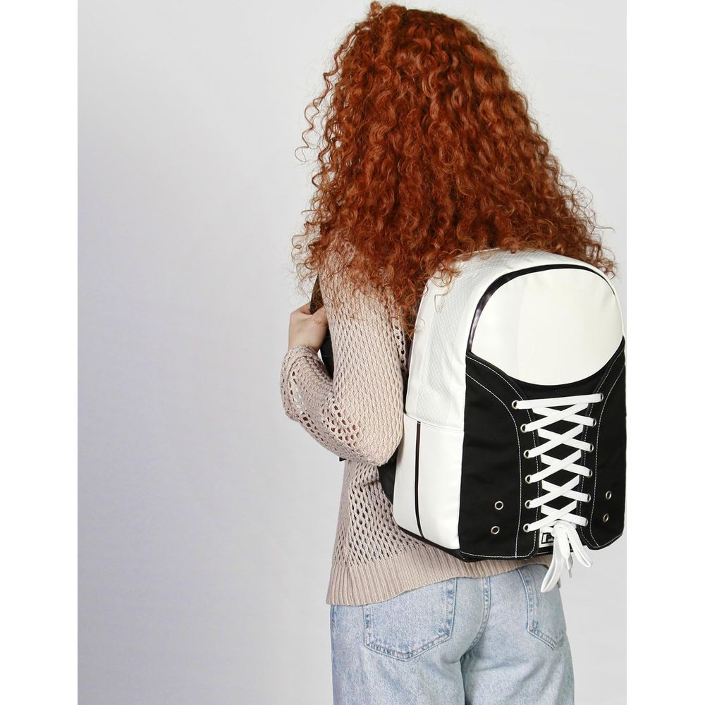 Mujer pelirroja con mochila con cordones de zapato.