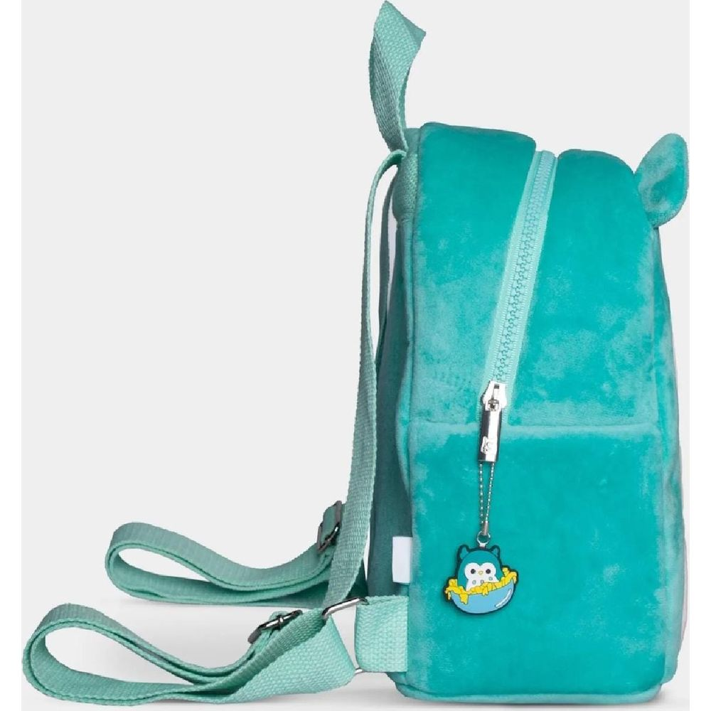 Ein türkisfarbener Rucksack mit Reißverschluss und Eulen-Anhänger.
