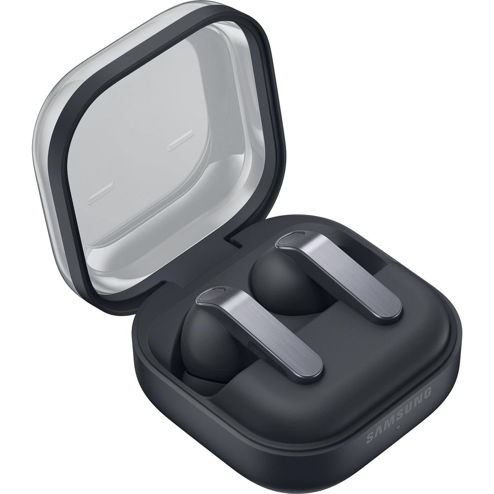 Custodia di ricarica Samsung nera con coperchio aperto, contiene due auricolari grigi.