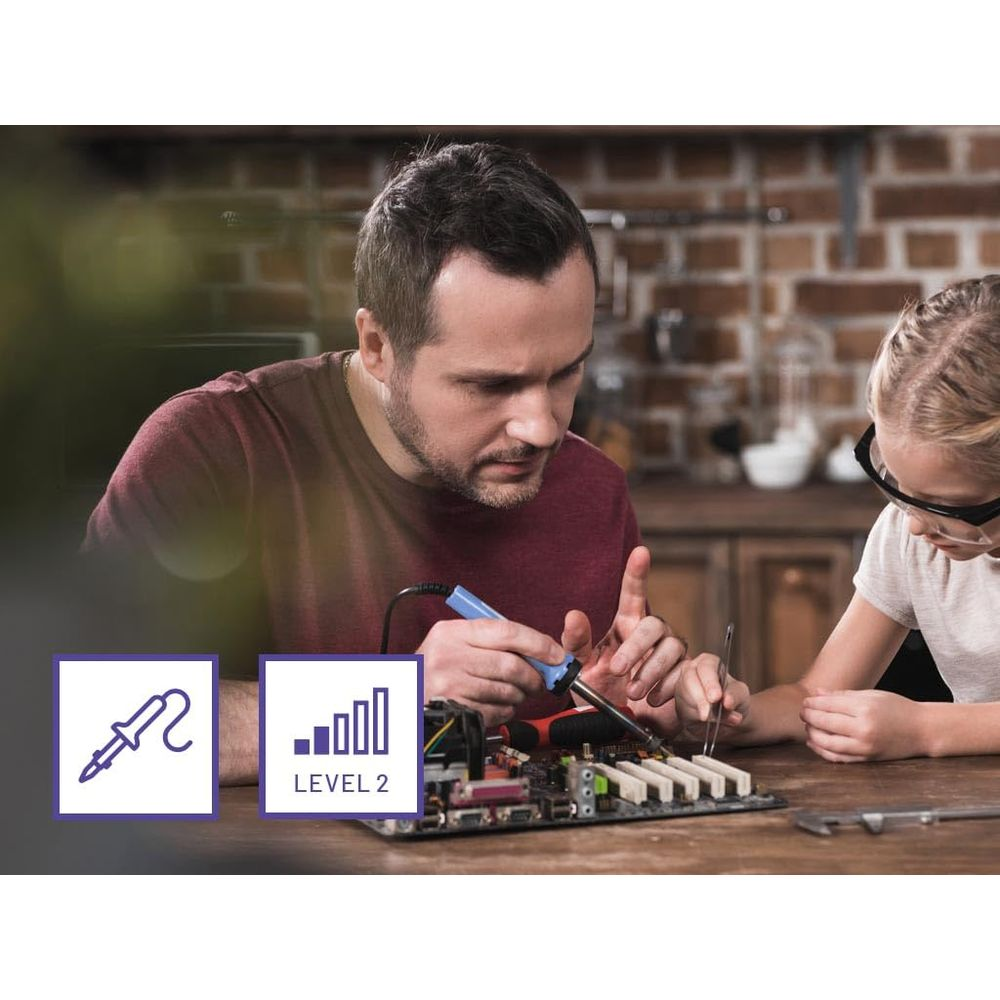 Mann und Mädchen löten an einer Platine. Zwei Symbole zeigen ein Lötwerkzeug und Level 2.