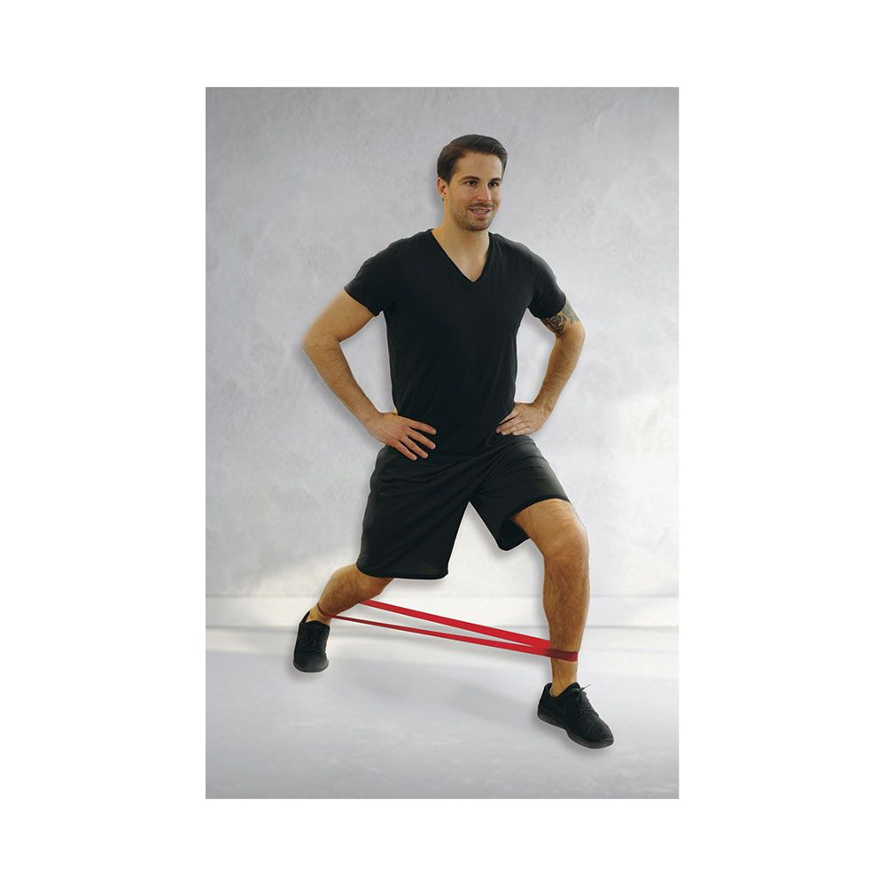 Ein Mann in Schwarz macht einen Ausfallschritt mit einem roten Band um die Knöchel.