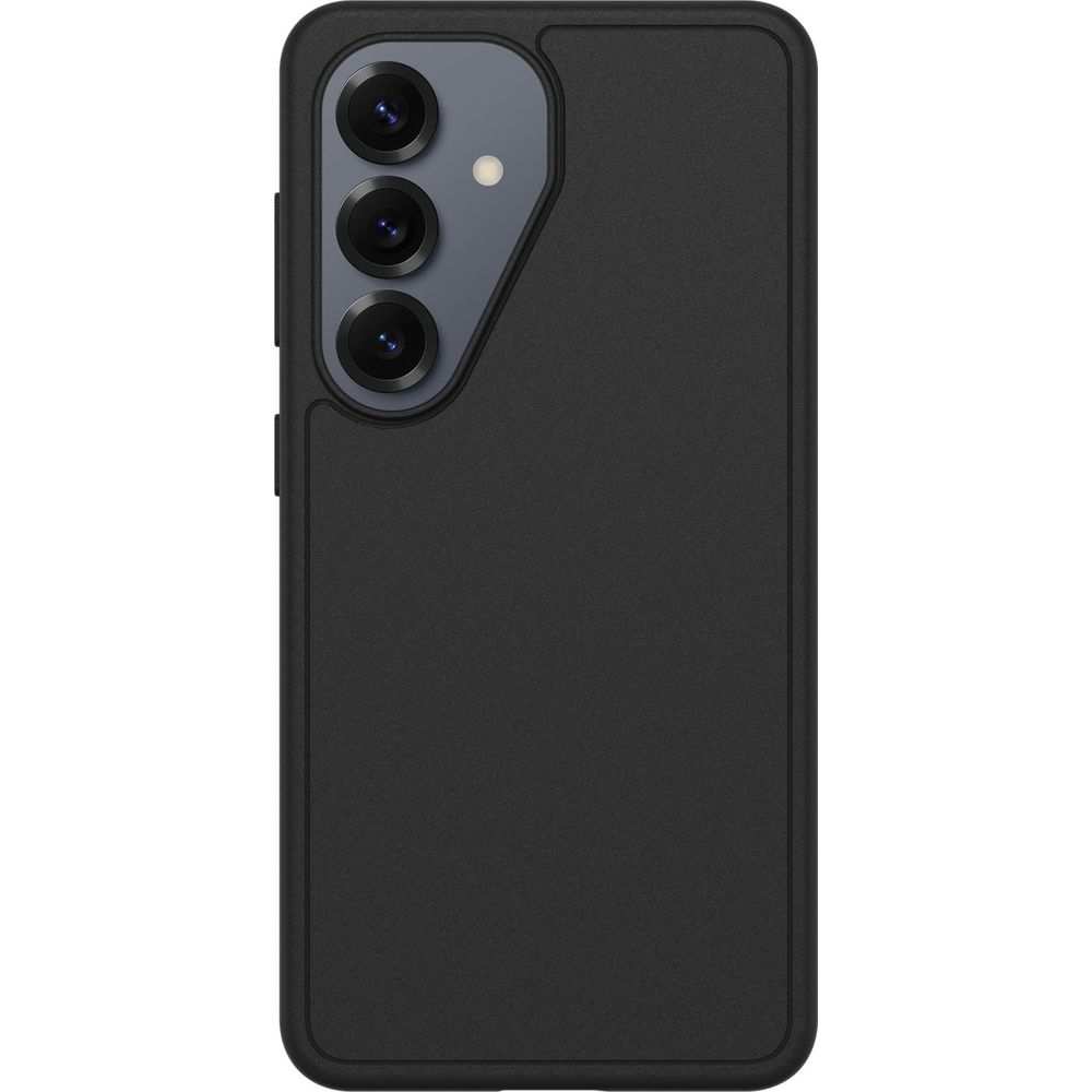 Zwarte telefoonhoes met drievoudige cameralens achteraan, close-up.