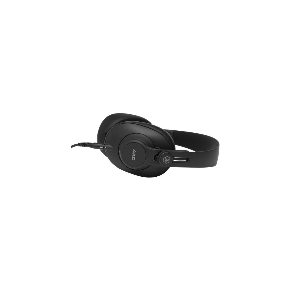 Auriculares negros con cable sobre fondo blanco.