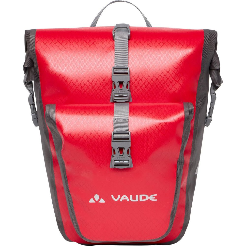Rote Fahrradtasche mit grauen Akzenten, Schnallen und VAUDE-Logo.