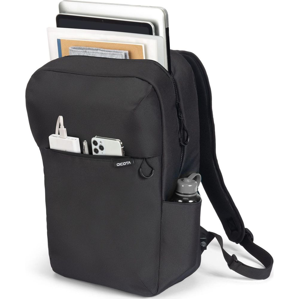 Zaino nero con tablet, telefono, caricabatterie, penna e borraccia.