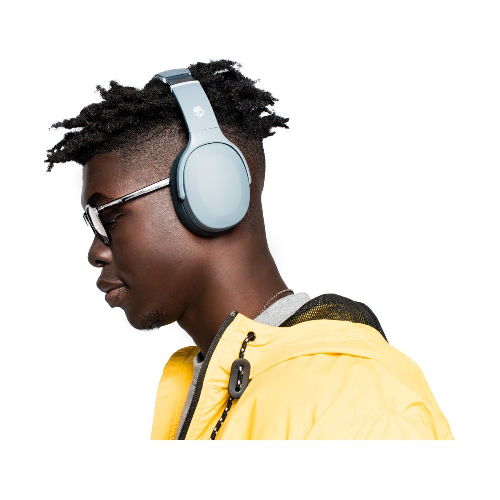 Mężczyzna w słuchawkach i okularach, ubrany w żółtą kurtkę.