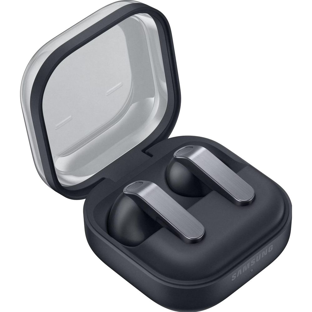 Drahtlose Kopfhörer in einem geöffneten Ladecase. Silberne und schwarze Farben.