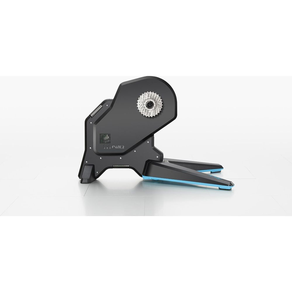 Rullo da bicicletta nero con cassetta e accenti blu sul supporto.