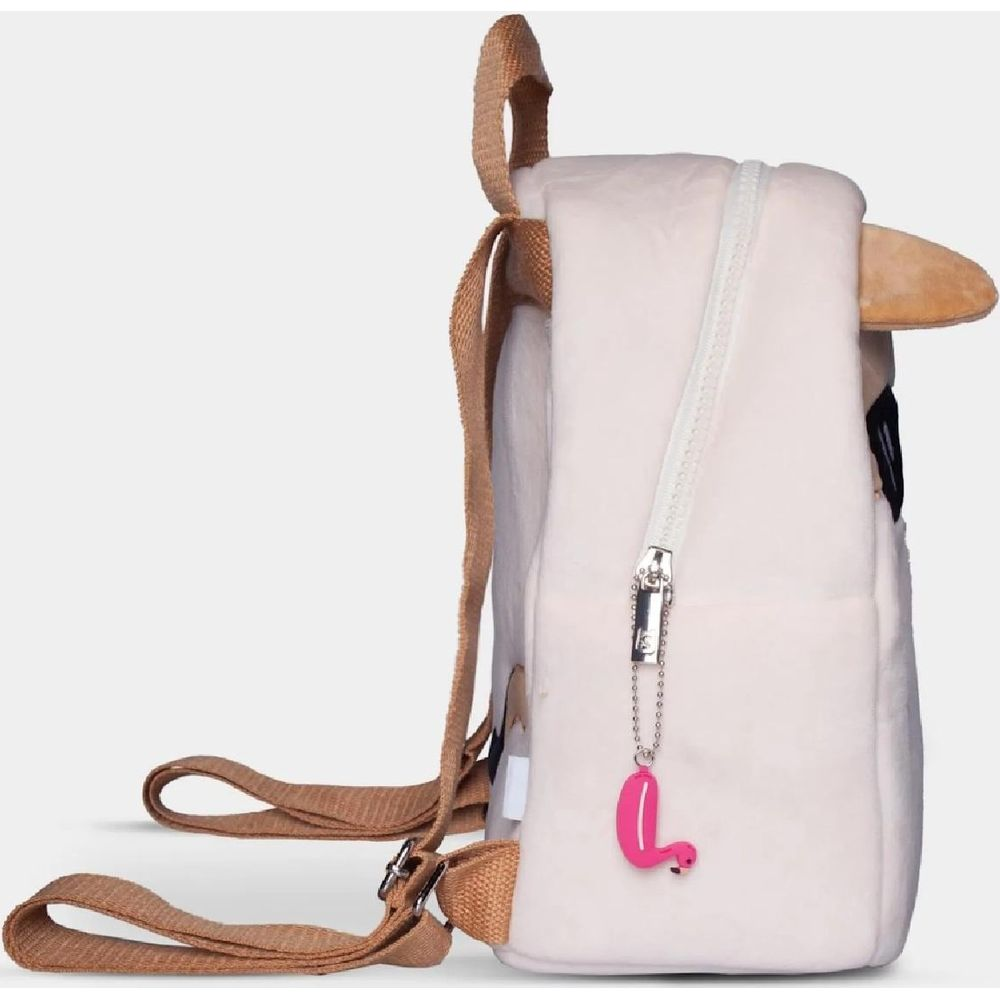 Uno zaino in peluche beige con cinghie marroni e un ciondolo fenicottero rosa.