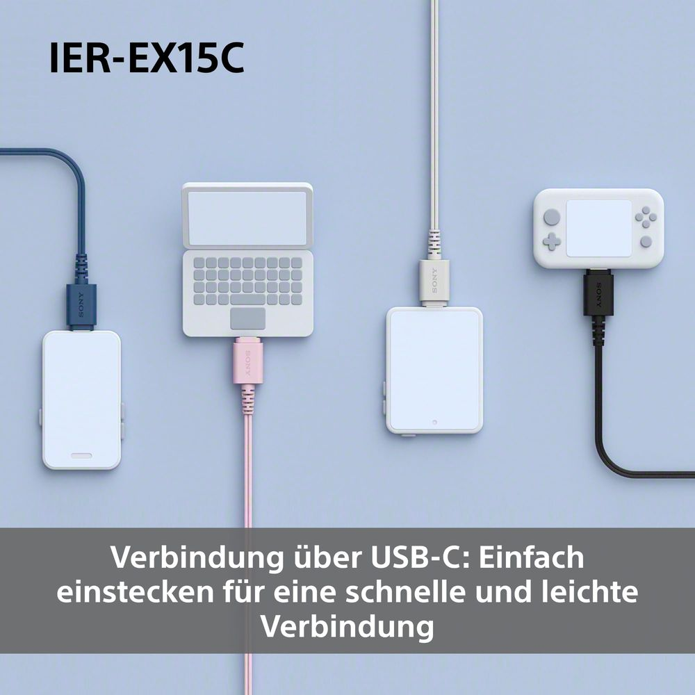 Drei weiße Sony-Geräte mit Kabeln verbunden: ein Handheld, ein Laptop und ein Würfel.