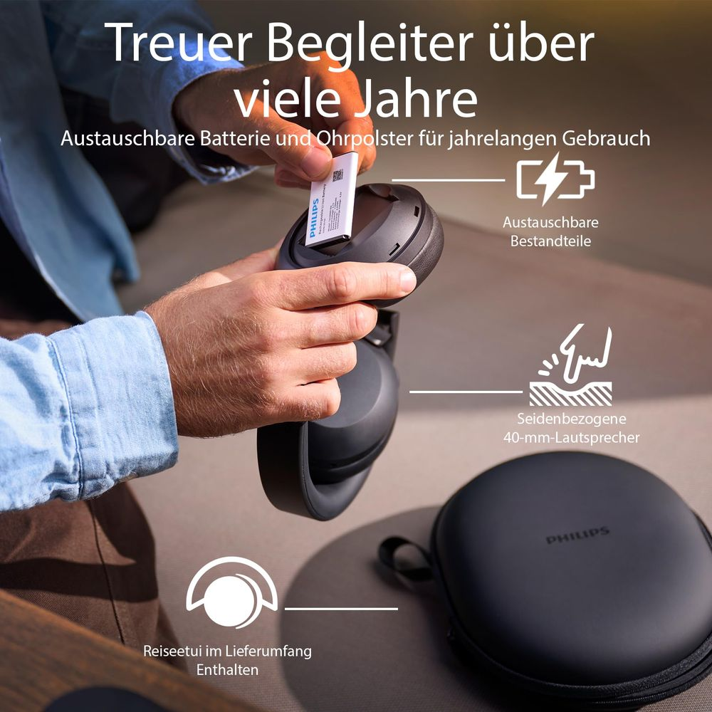 Personne remplaçant la batterie d'un casque. Accessoires comme étui et pièces détachées montrés.