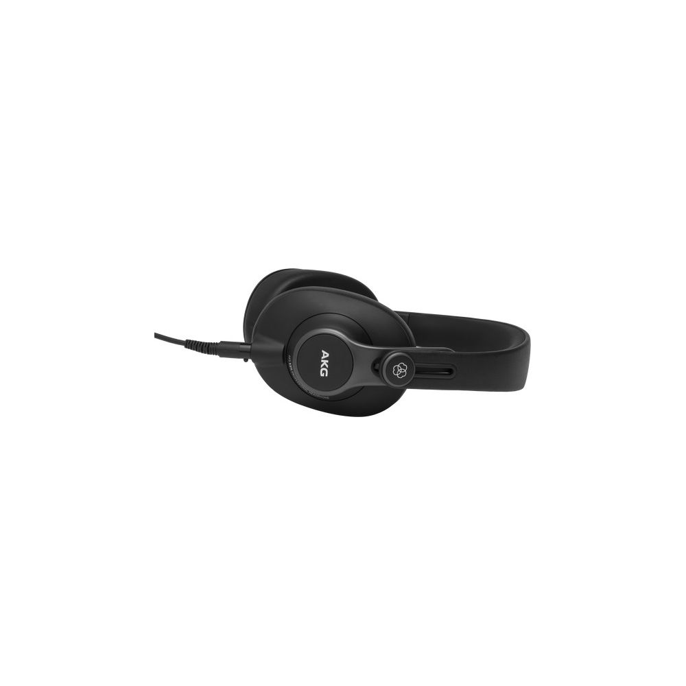 Schwarze AKG Kopfhörer mit Kabel auf weißem Hintergrund.