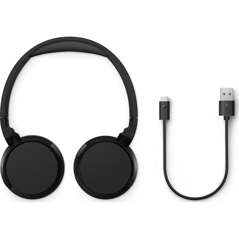 Schwarze Kopfhörer mit Kabel und USB-C-Anschluss auf weißem Hintergrund.