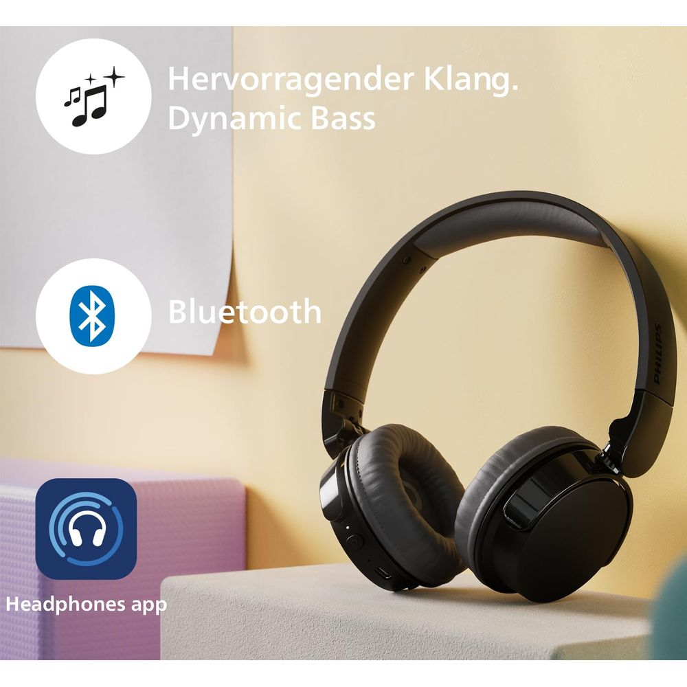 Schwarze Kopfhörer mit Bluetooth und App-Symbol auf gelbem Hintergrund.