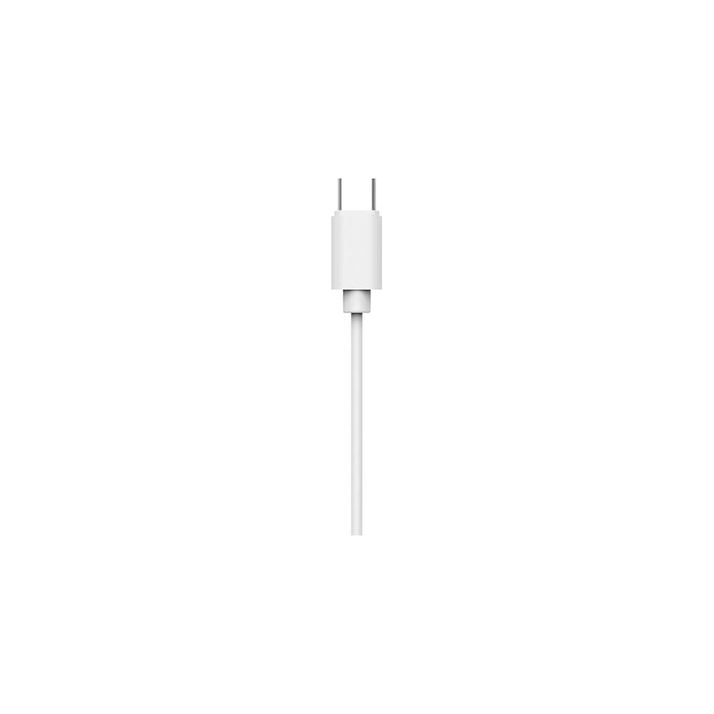 Een witte USB-C kabel met connector op witte achtergrond.