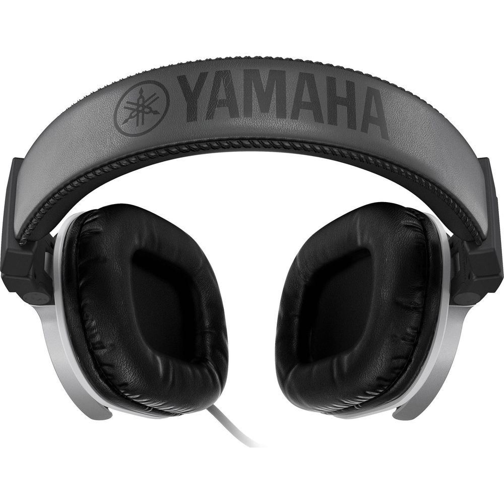 Graue Yamaha Kopfhörer mit schwarzen Ohrmuscheln und weißem Kabel.