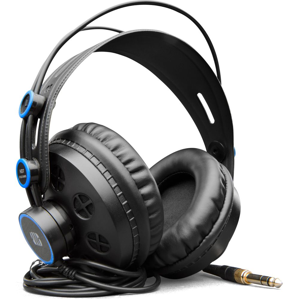 Cuffie nere con accenti blu e spina jack su sfondo bianco.
