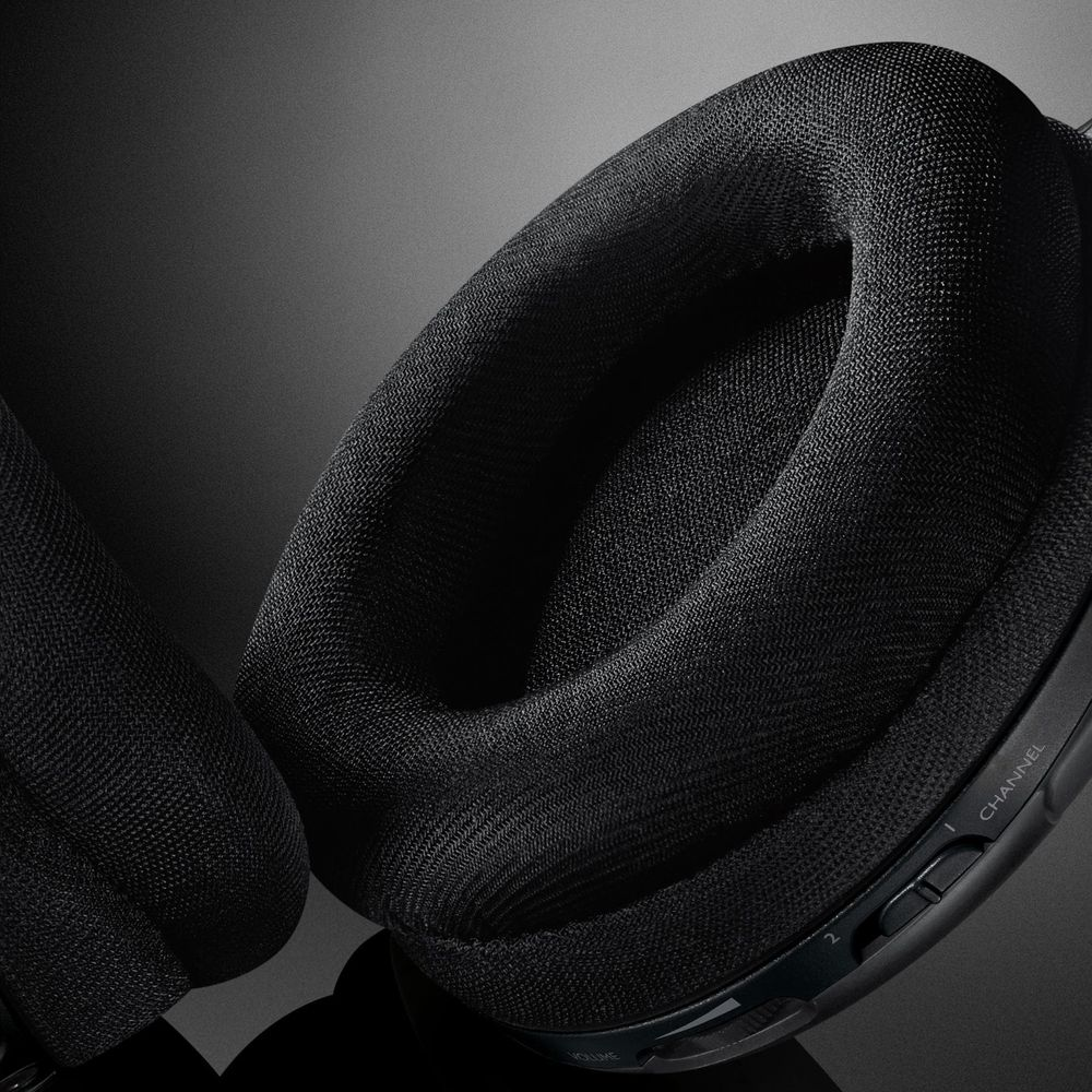 Nahaufnahme von schwarzen Kopfhörern mit weichen Ohrpolstern und Bedienelementen.