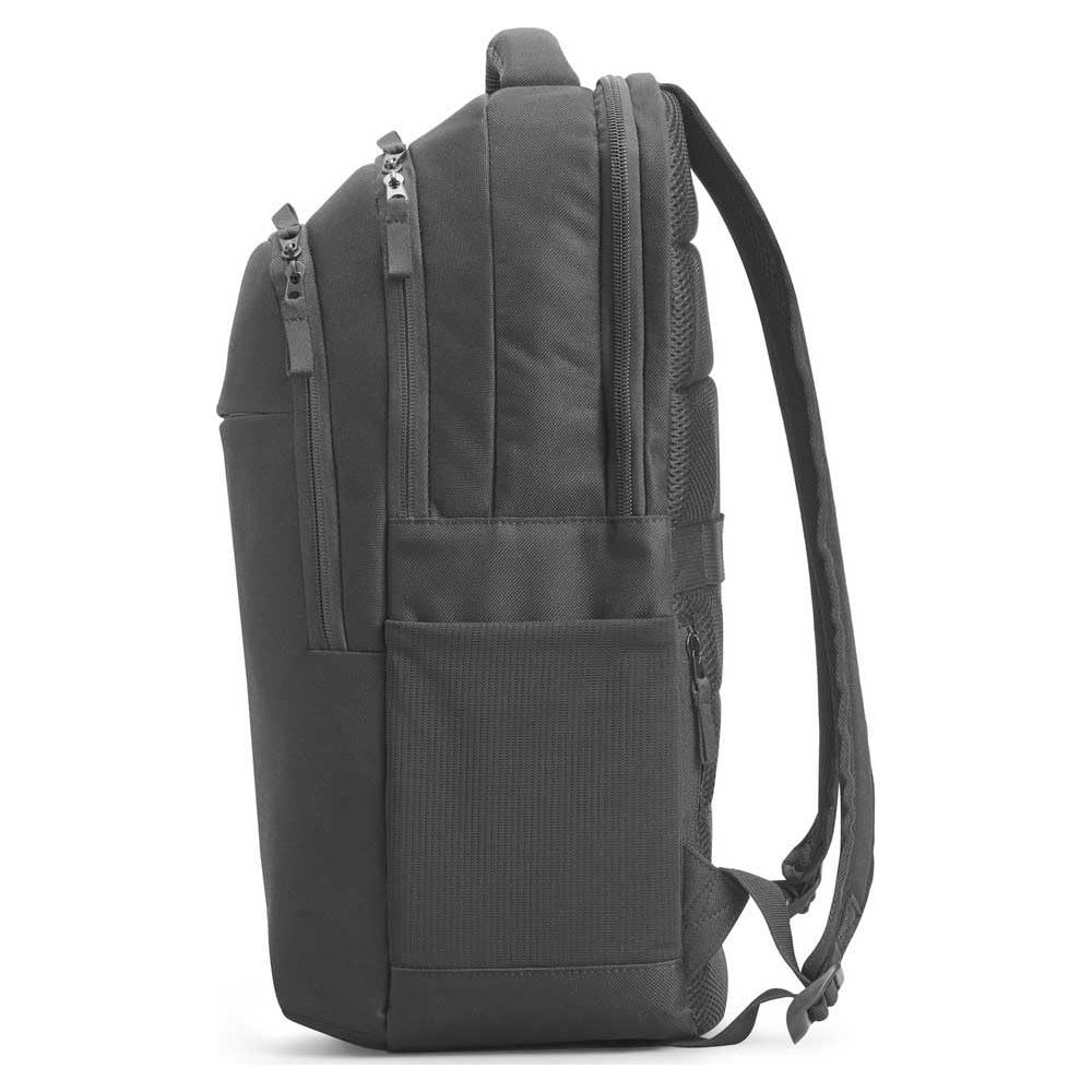 Mochila gris con bolsillos con cremallera y correas, vista lateral.
