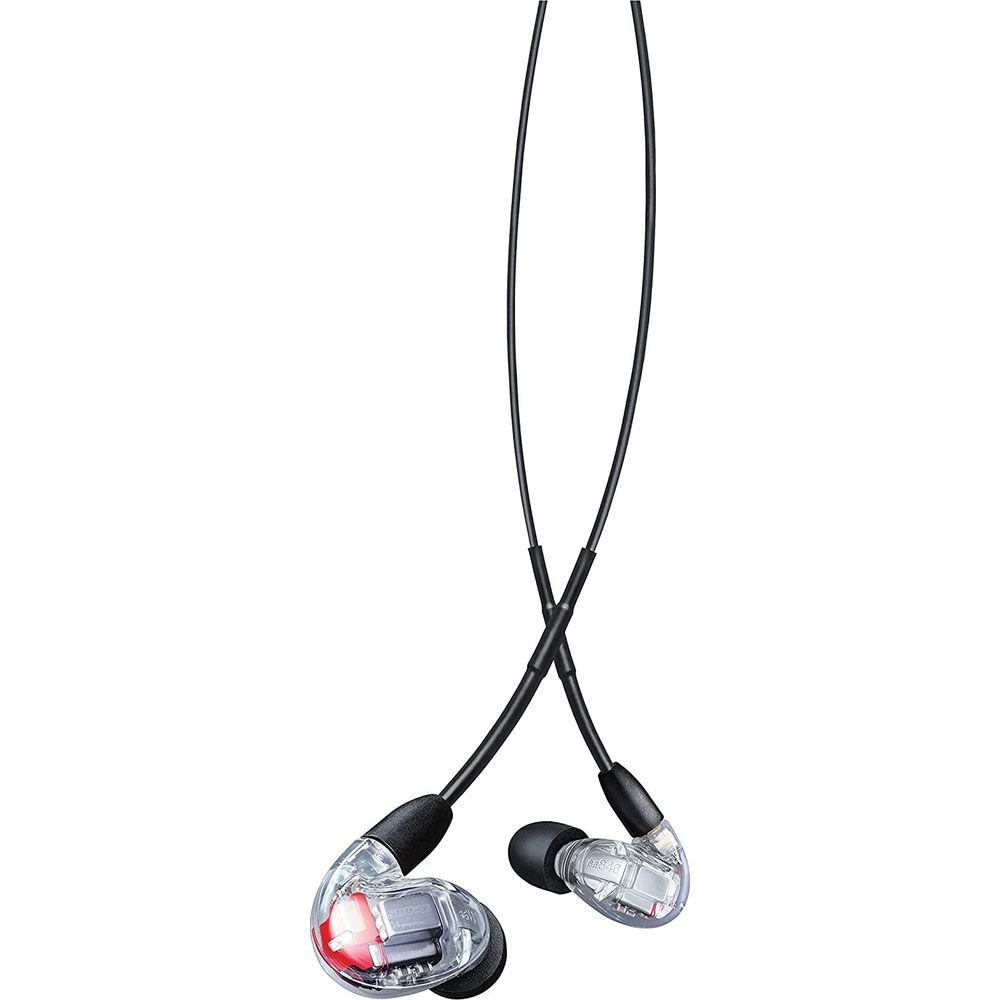 Transparante in-ear monitors met rode en zilveren details en zwarte kabels.