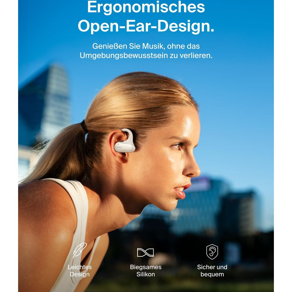 Kobieta w białych słuchawkach otwartych na zewnątrz, miasto w tle.