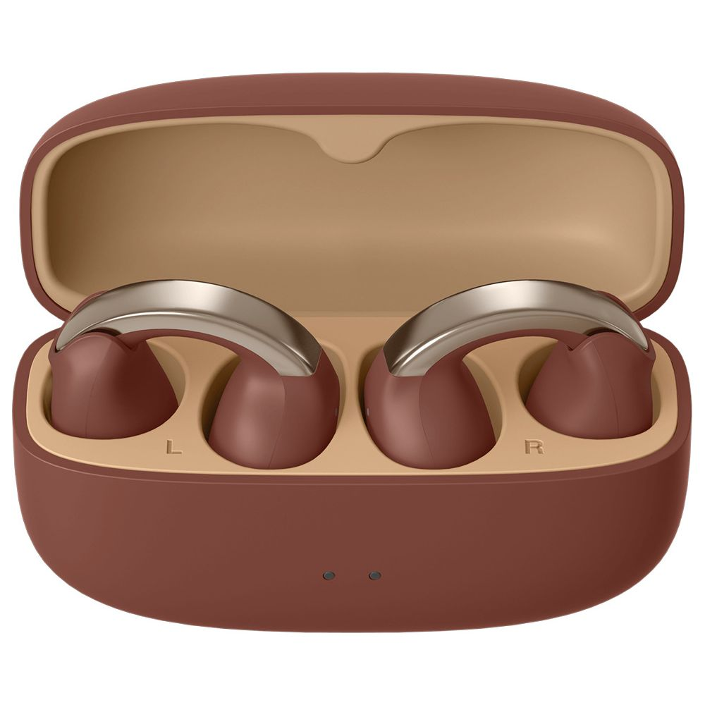 Brązowe słuchawki bezprzewodowe z srebrnymi akcentami w brązowym etui ładującym.