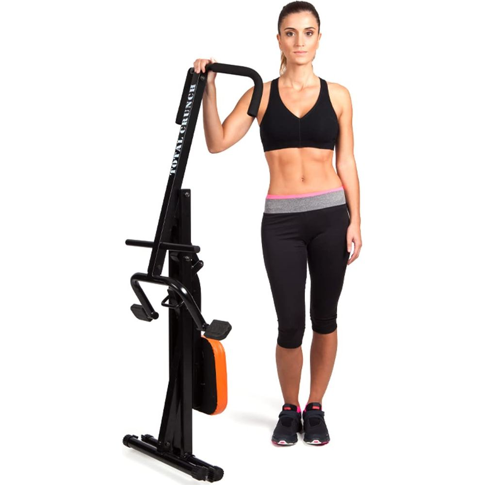 Donna in abbigliamento sportivo accanto a una macchina fitness Total Crunch su sfondo bianco.
