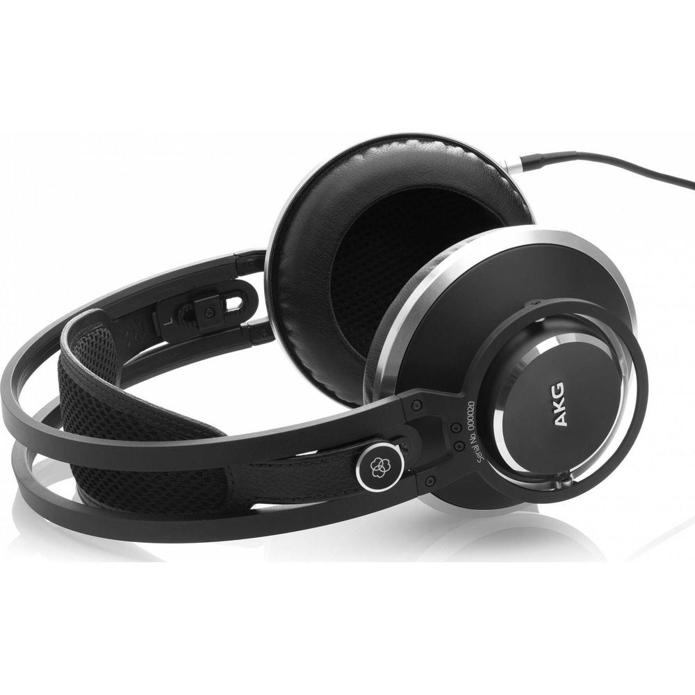 Casque AKG noir avec accents argentés, sur fond blanc.