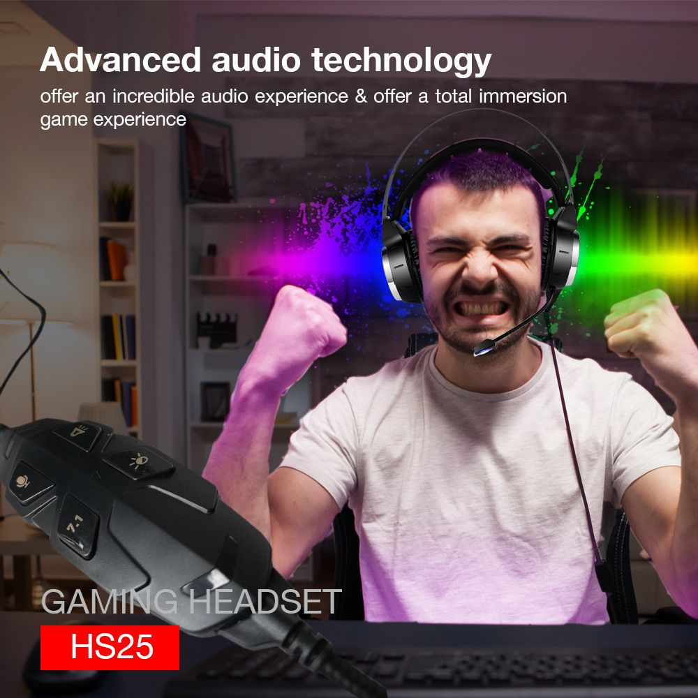 Un homme portant un casque encourage, avec des lumières colorées derrière lui.