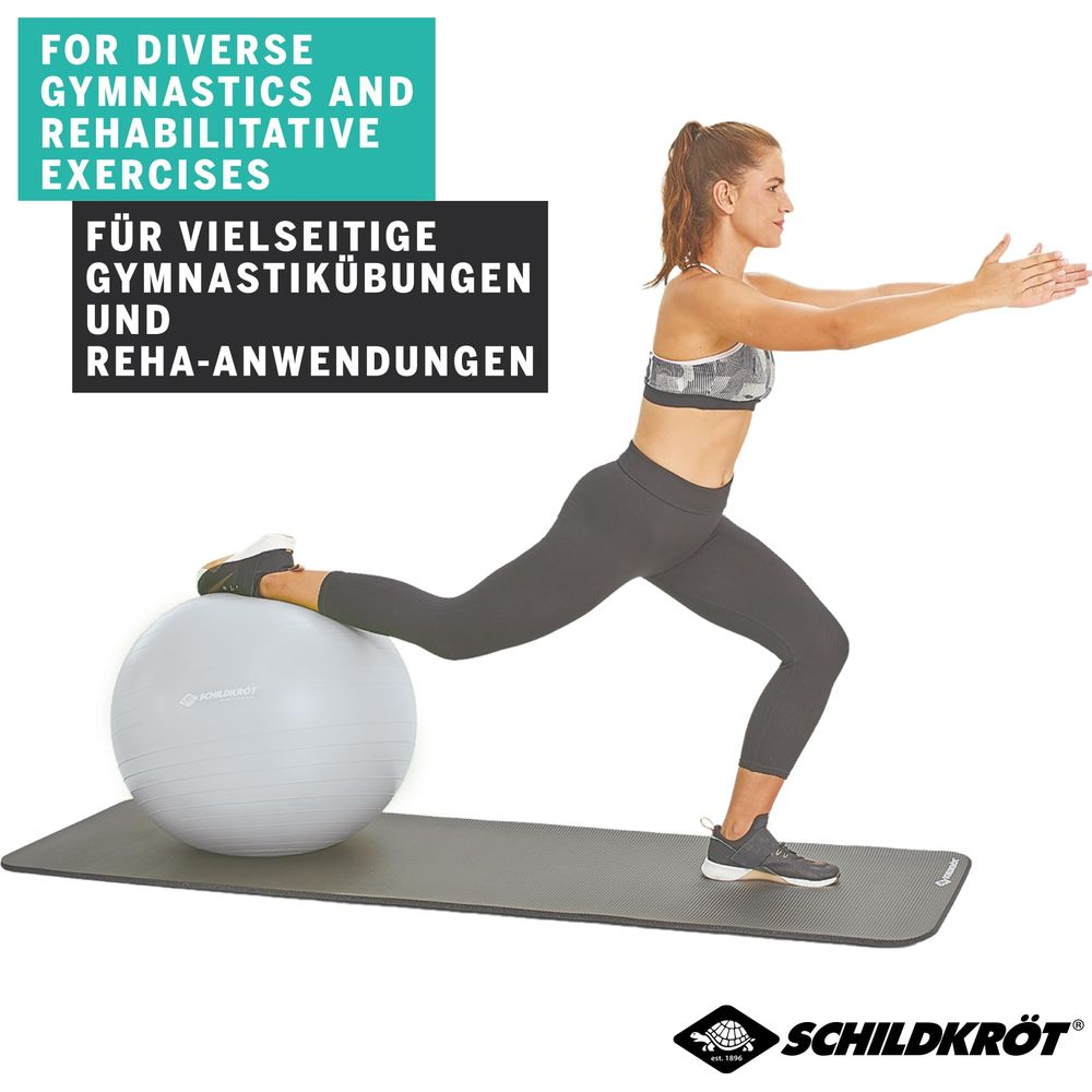 Frau macht Ausfallschritt mit Gymnastikball auf Matte