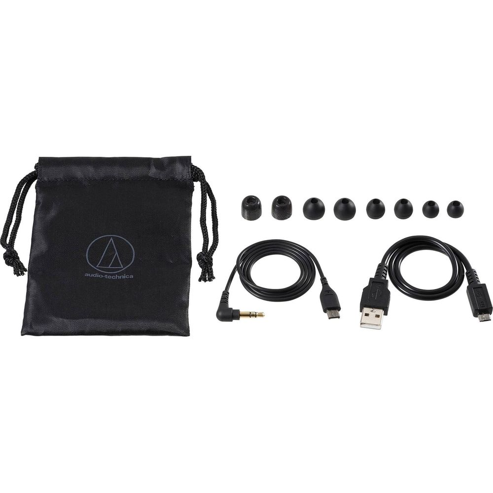 Schwarze Tasche, Ohrstöpsel in verschiedenen Größen, Audiokabel mit 3,5-mm-Stecker und USB-Kabel.
