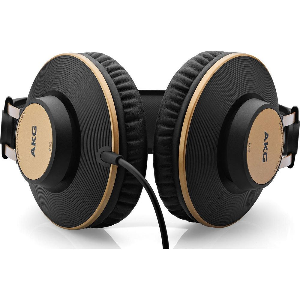 Cuffie AKG nere con accenti dorati e cavo, vista ravvicinata.