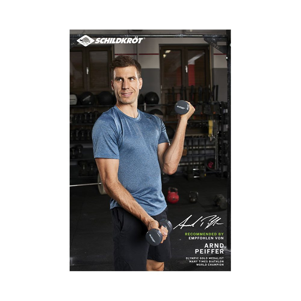 Un uomo in abbigliamento sportivo blu tiene due manubri in una palestra.