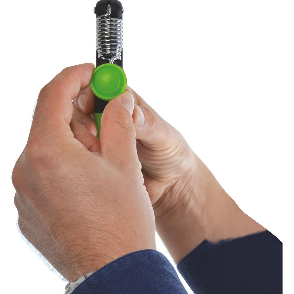 Mani tengono e stringono un attrezzo ginnico verde a molla.