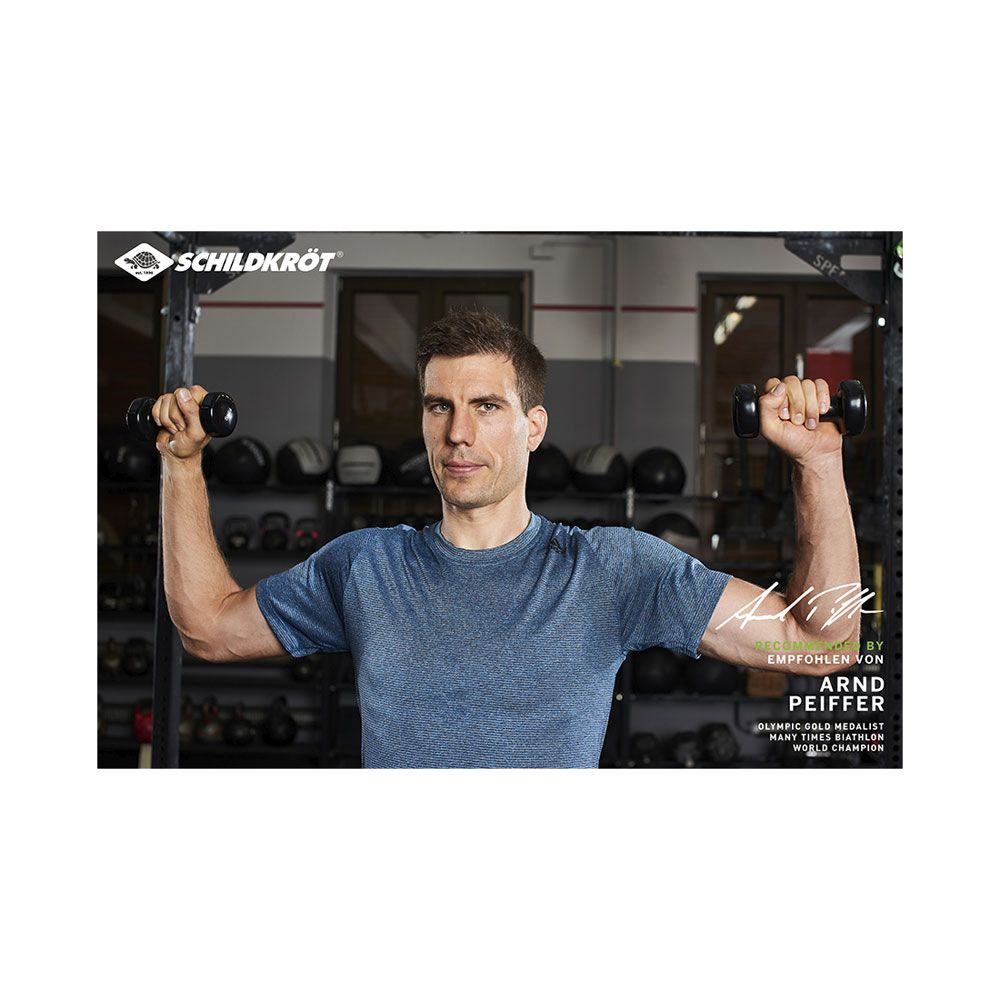 Ein Mann hebt Hanteln im Fitnessstudio, mit dem Schildkröt-Logo.