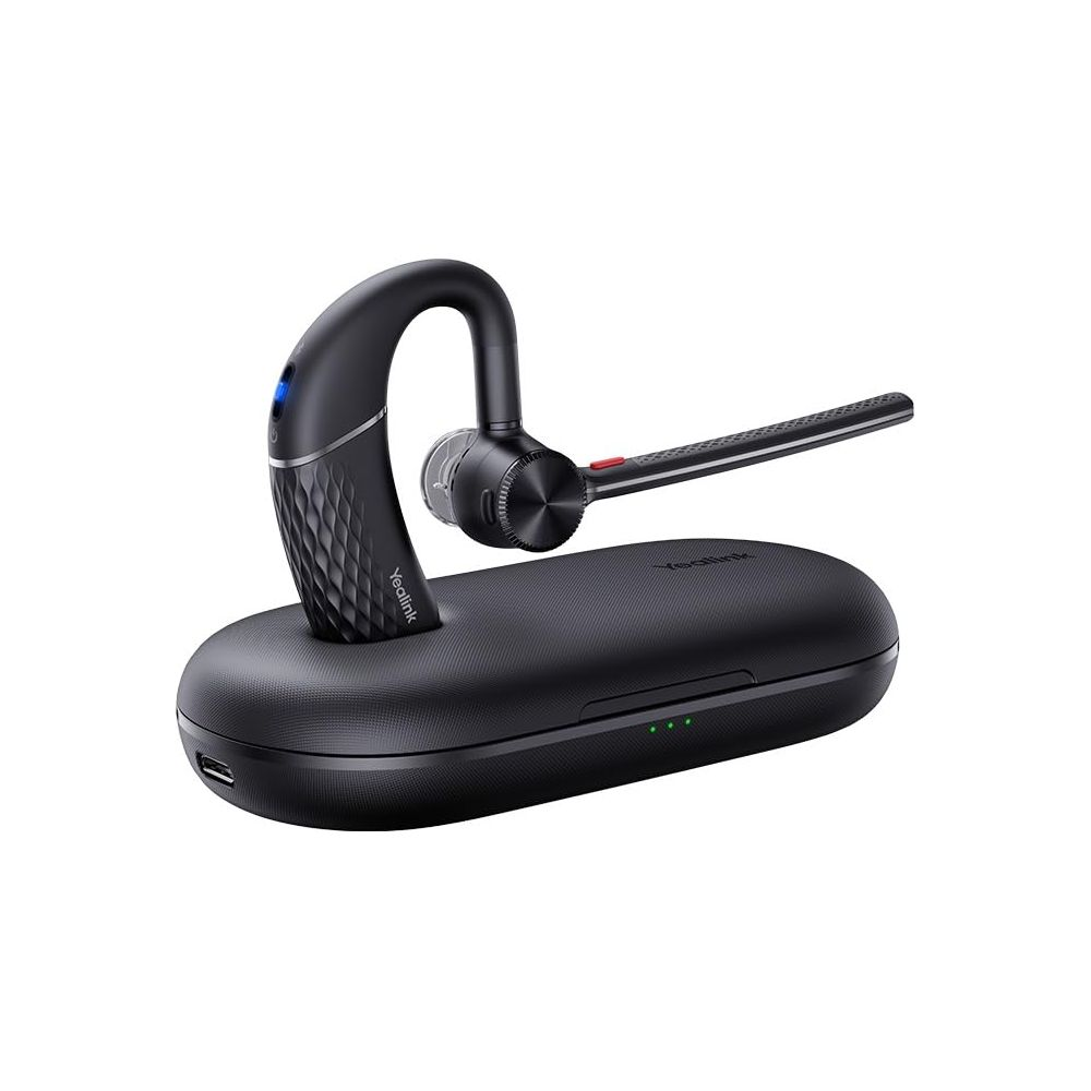 Un casque Bluetooth Yealink noir repose sur son étui de chargement. L'étui a des voyants LED verts.
