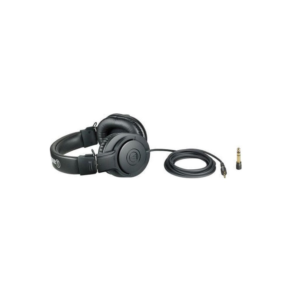 Auriculares negros con cable y adaptador sobre fondo blanco.