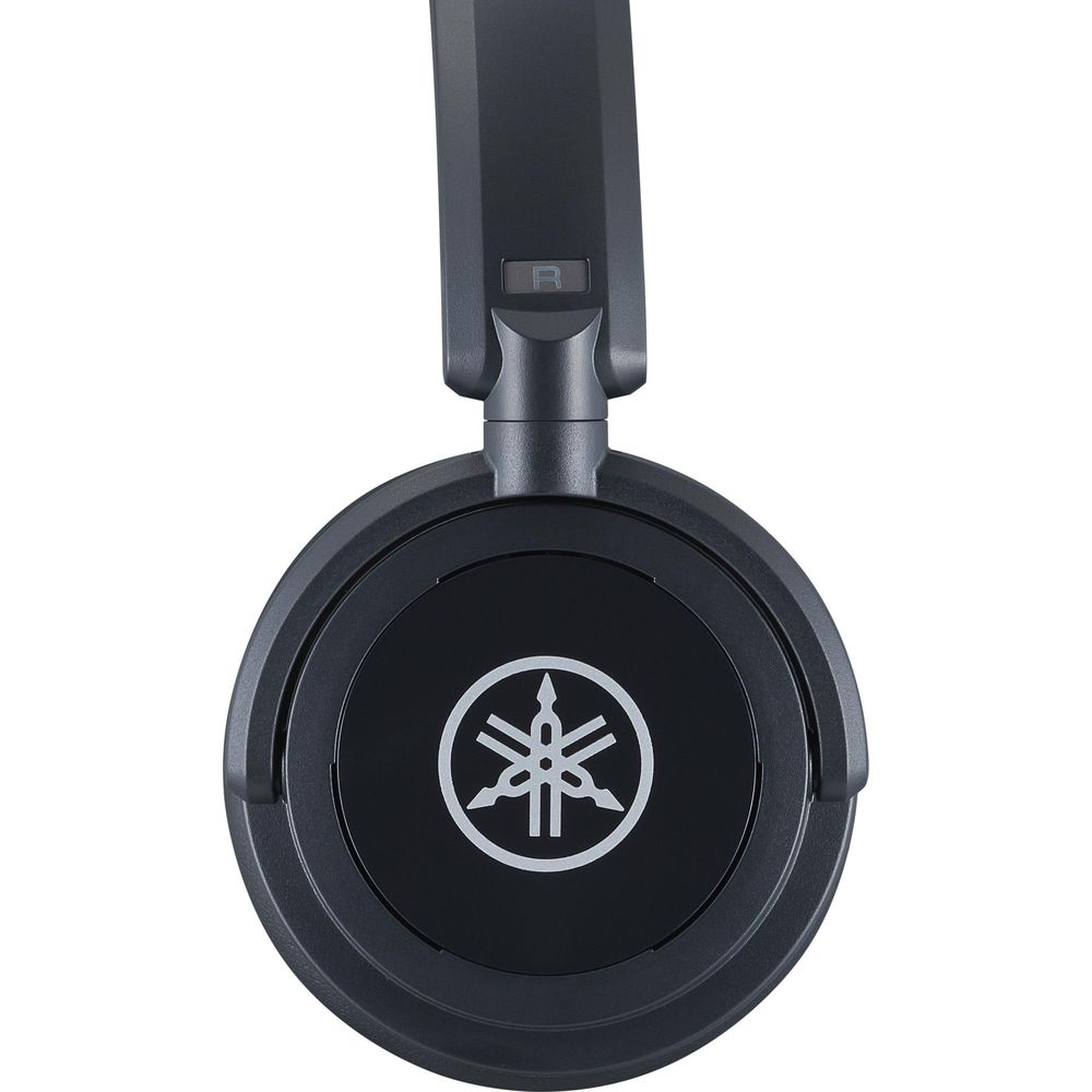 Casque noir avec logo Yamaha sur fond blanc.
