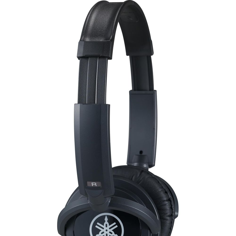 Gros plan d'un casque Yamaha noir avec logo argenté et marque 'R'.