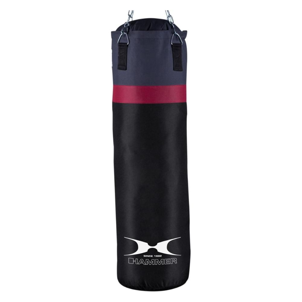 Un sac de boxe noir avec bande rouge et logo Hammer pendu à des chaînes.