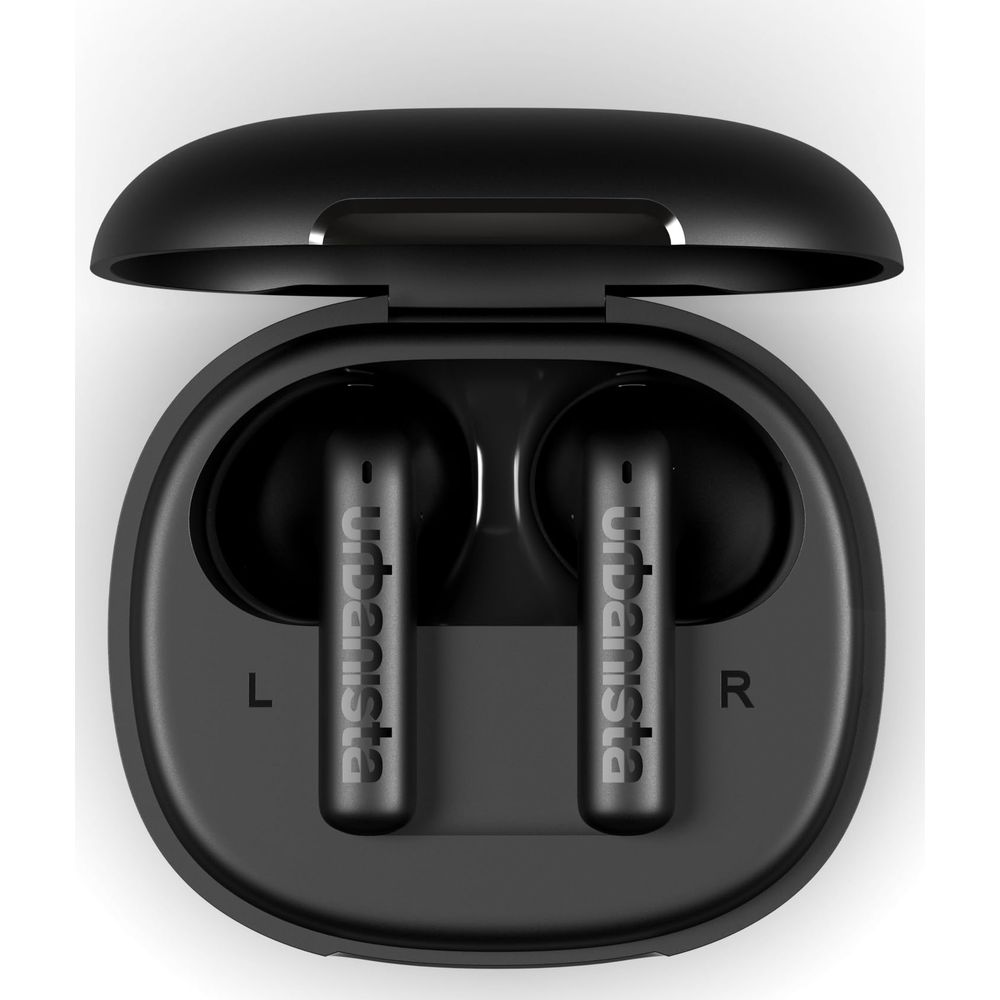 Czarne słuchawki Urbanista w otwartym etui ładującym. Oznaczenia L i R.