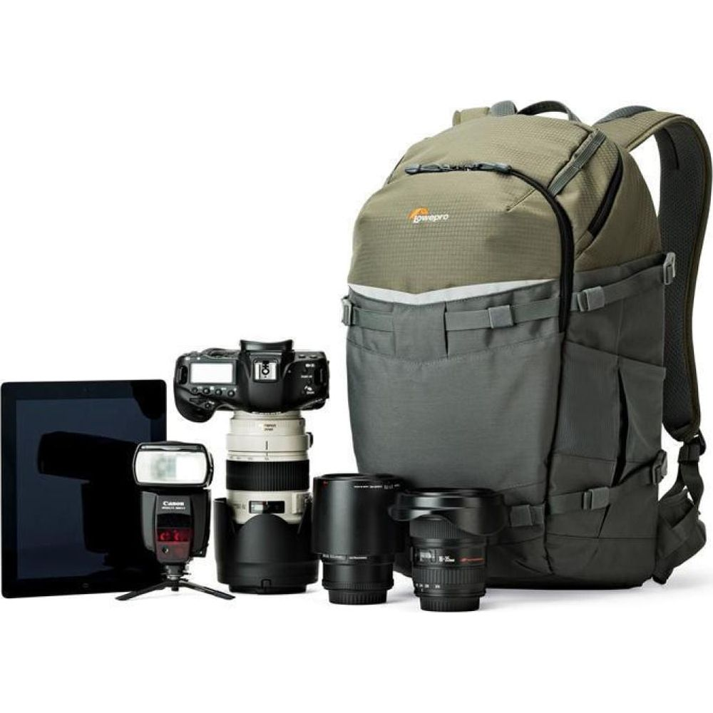 Sac à dos photo avec appareil, objectifs, flash et tablette.
