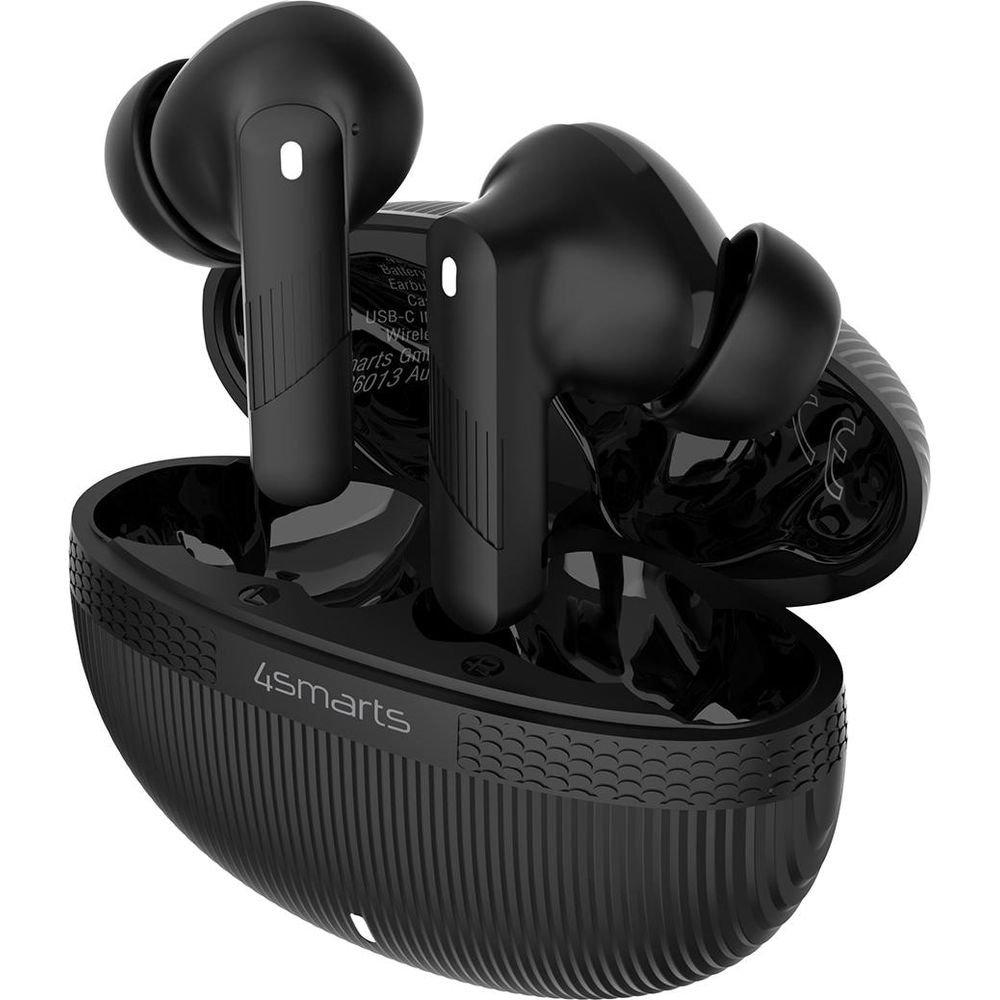 Czarne słuchawki bezprzewodowe w prążkowanym etui ładującym z logo „4smarts”.