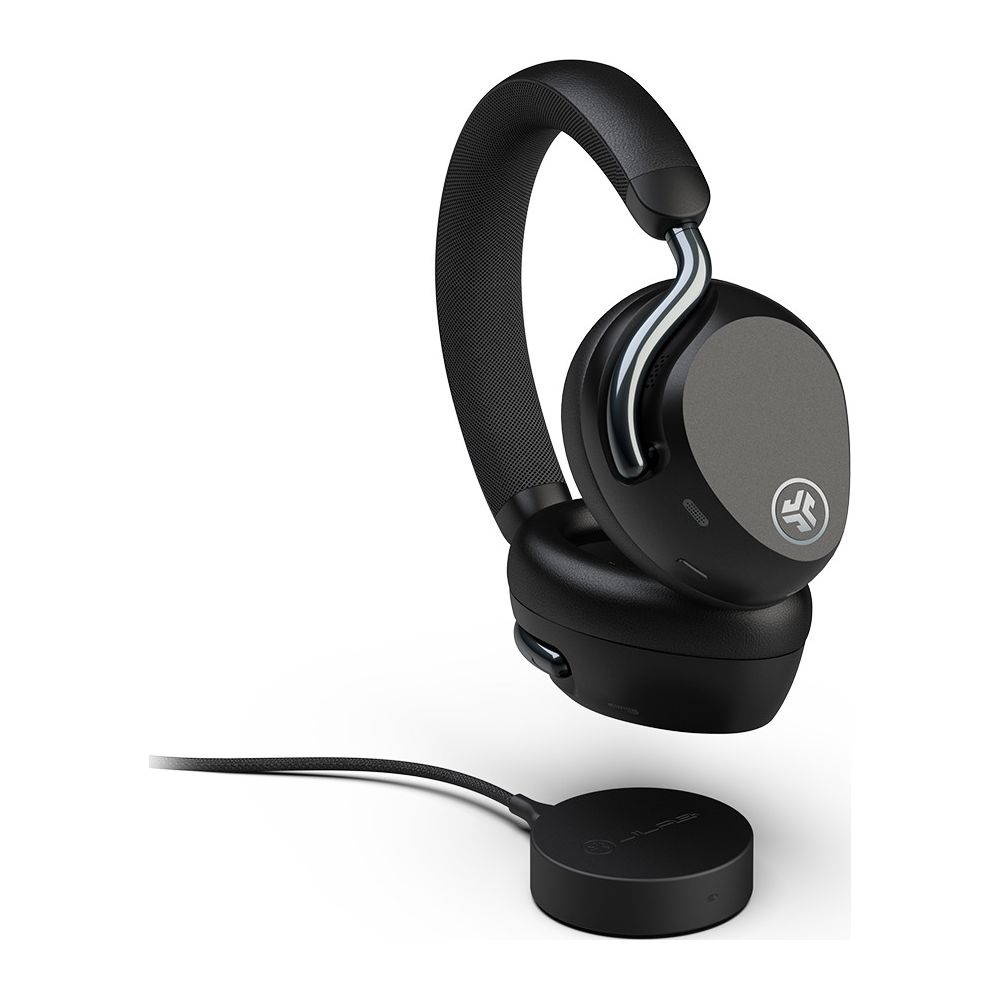 Casque noir avec accents argentés et un petit câble de chargement noir.