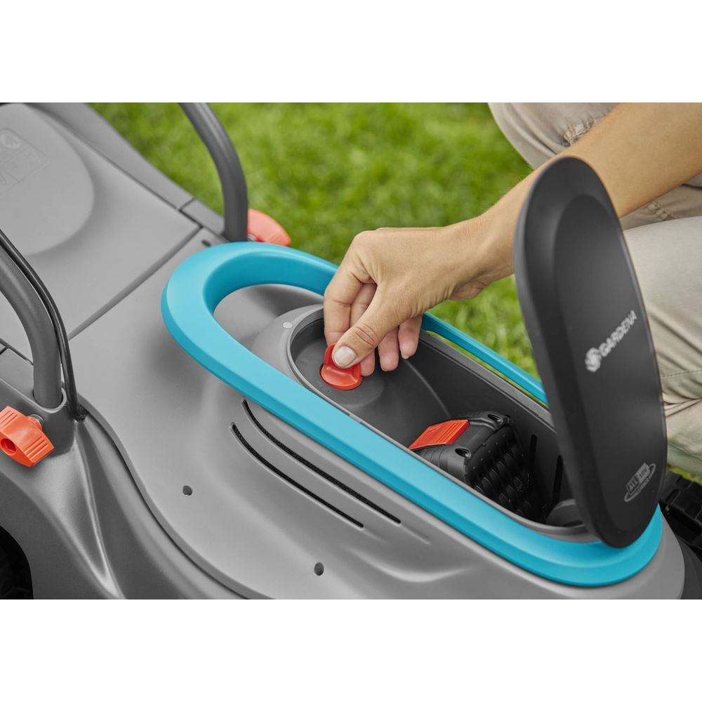 Hand drückt roten Knopf in Rasenmäher-Batteriefach. Grau mit blauen Akzenten.