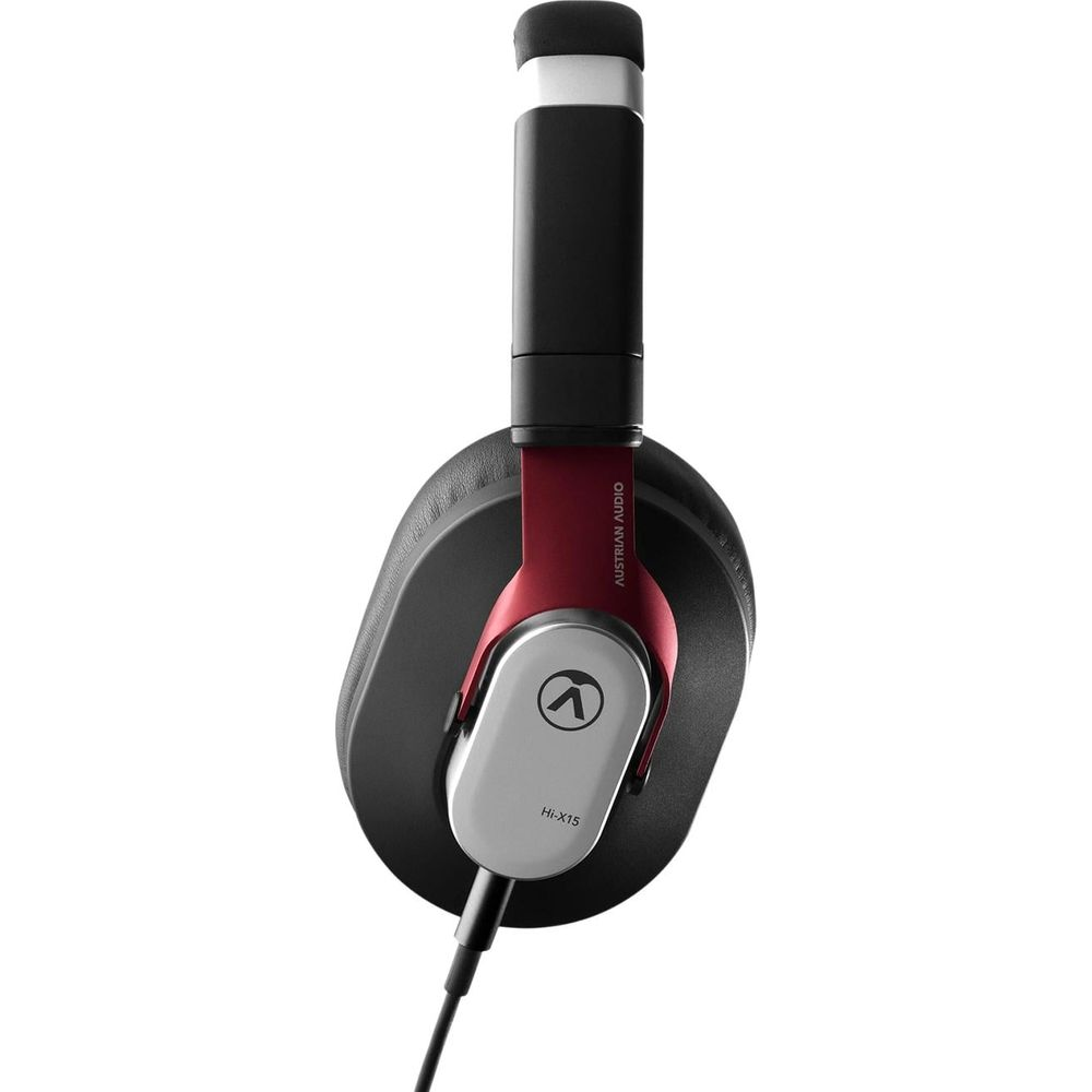 Casque noir avec arceau rouge et accent argenté. Modèle Hi-X15.