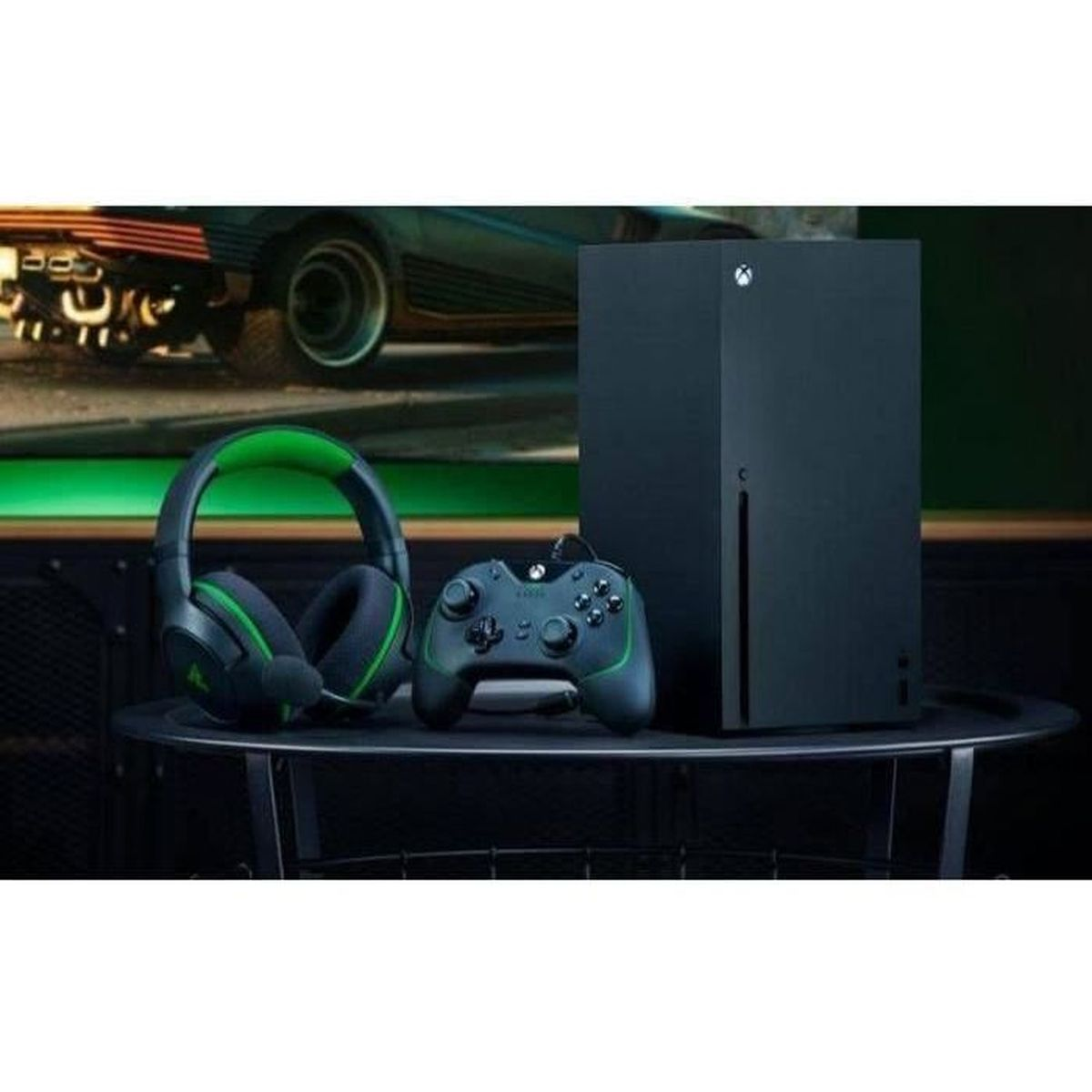 Schwarze Xbox Series X, Controller und Kopfhörer auf einem Tisch.