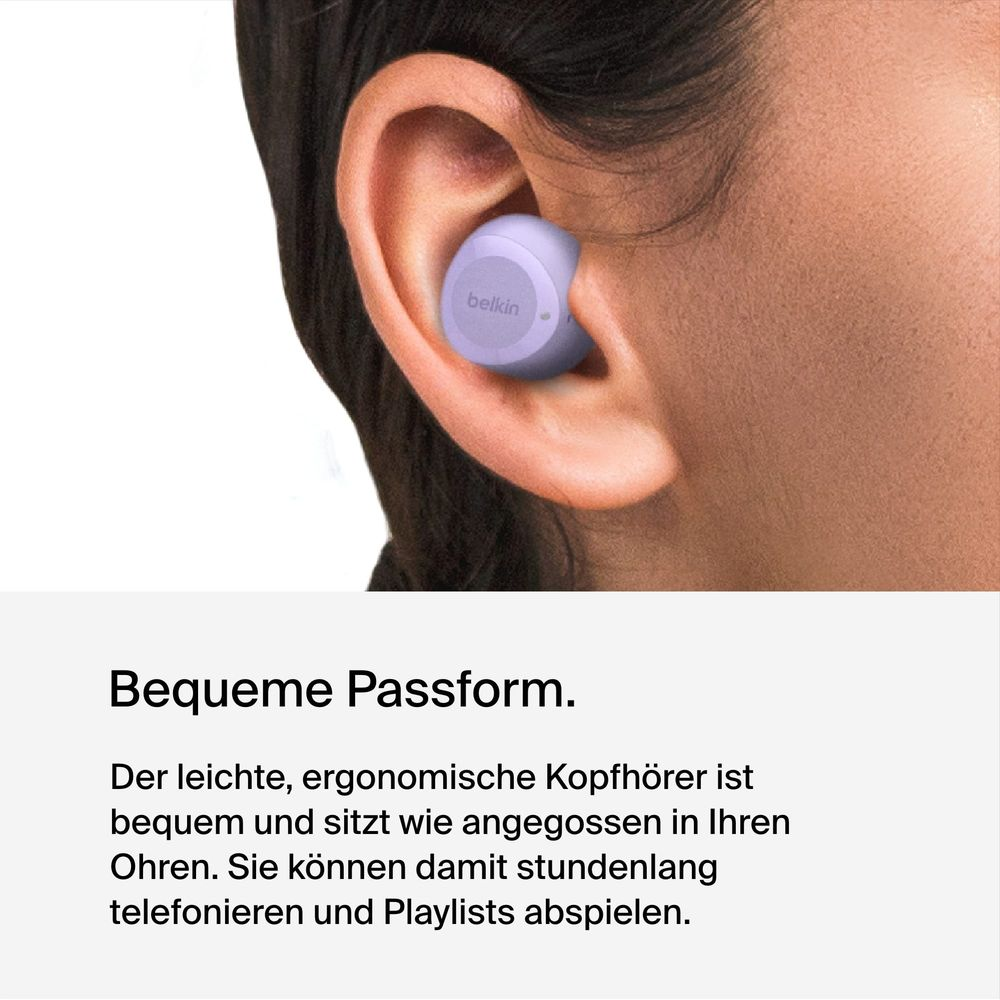 Een lavendelkleurige Belkin oordop in een oor. De pasvorm is comfortabel en stevig.